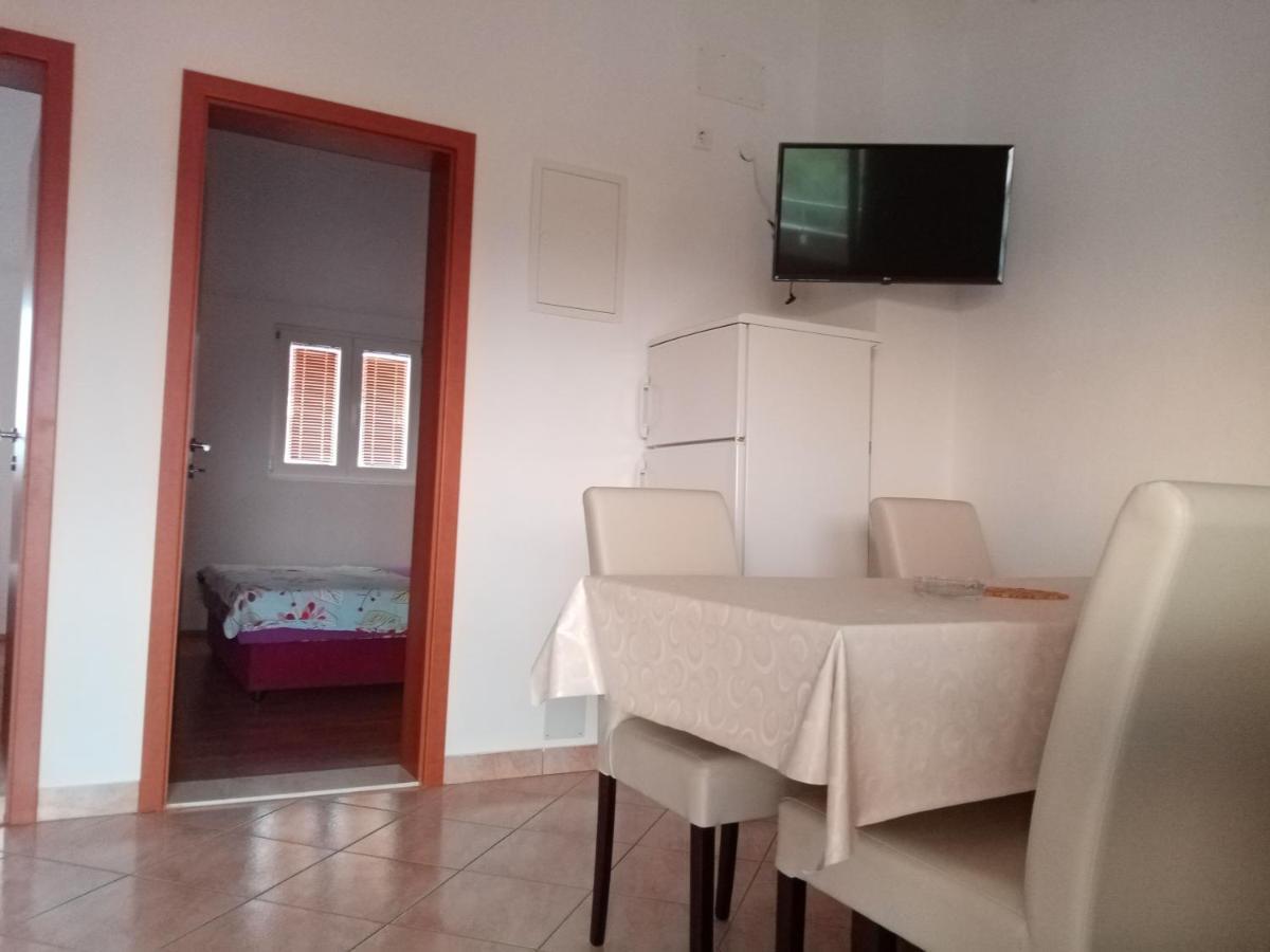 Apartman Kristina Sa Dvije Sobe Biograd Na Moru Bagian luar foto