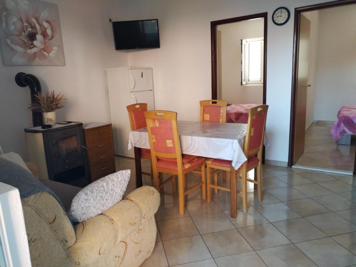 Apartman Kristina Sa Dvije Sobe Biograd Na Moru Bagian luar foto