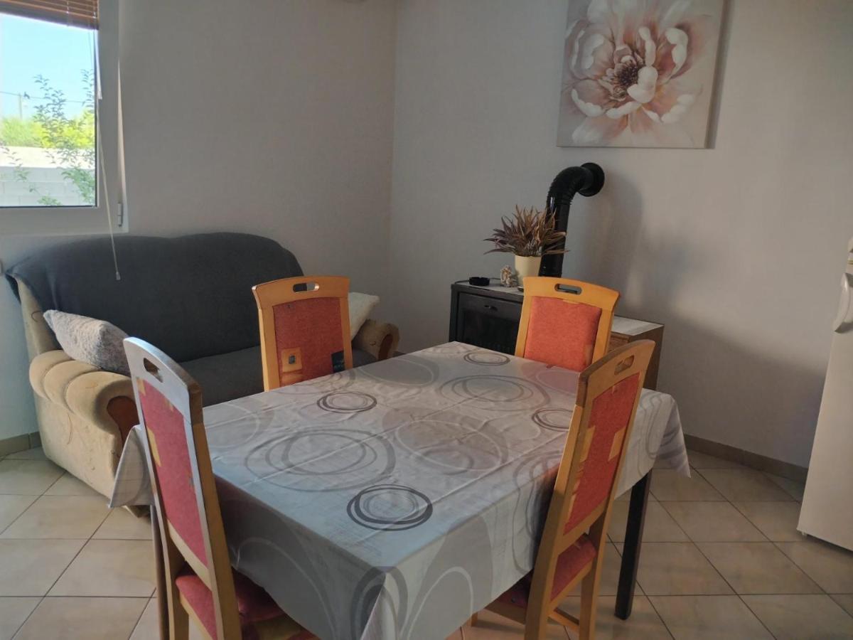 Apartman Kristina Sa Dvije Sobe Biograd Na Moru Bagian luar foto